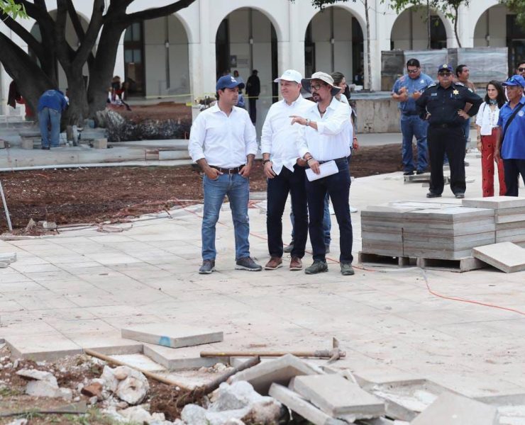 Vila Dosal constató los avances del proyecto de arborización de esta zona como parte del proyecto de remodelación de la Plaza Grande y en el cual se contempla la siembra de 102 nuevos árboles.