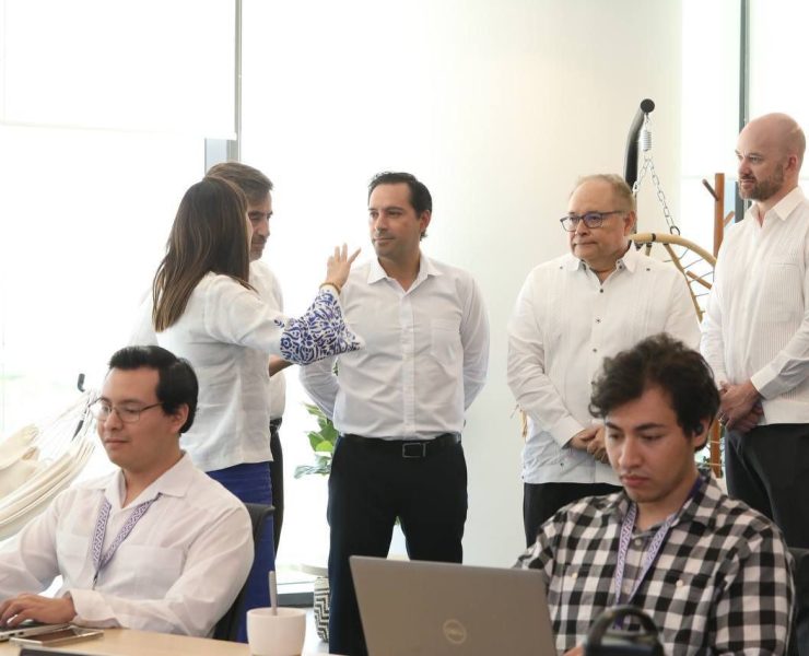 Vila Dosal destacó que también en Yucatán se trabaja en la preparación de capital humano, a través de la Agenda Estatal de Inglés, empezando desde preescolar y kínder, con ambientes bilingües en primaria y secundaria, y culmina con el Programa de Movilidad Internacional.