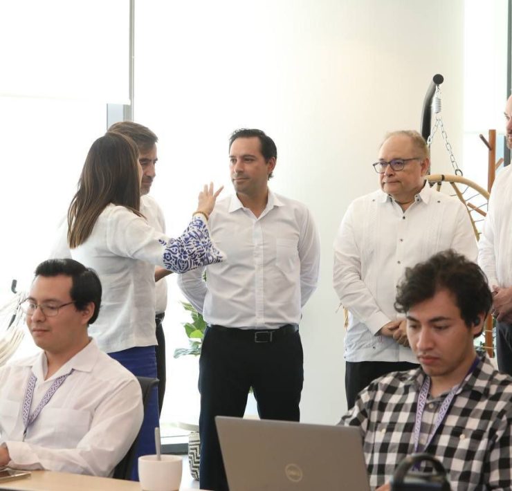 Vila Dosal destacó que también en Yucatán se trabaja en la preparación de capital humano, a través de la Agenda Estatal de Inglés, empezando desde preescolar y kínder, con ambientes bilingües en primaria y secundaria, y culmina con el Programa de Movilidad Internacional.