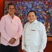 Díaz Mena recibió en sus oficinas al Presidente del Consejo Coordinador Empresarial (CCE) en Yucatán, Alejandro Gómory Martínez, con quien platicó en torno a los proyectos estratégicos para su gobierno, refrendando su compromiso de mantener un diálogo permanente con el sector empresarial, en beneficio de nuestro Estado.