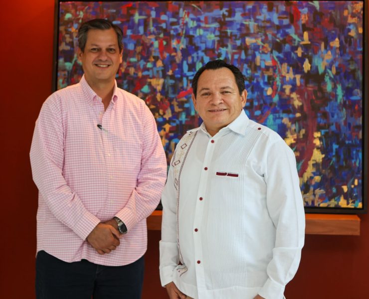 Díaz Mena recibió en sus oficinas al Presidente del Consejo Coordinador Empresarial (CCE) en Yucatán, Alejandro Gómory Martínez, con quien platicó en torno a los proyectos estratégicos para su gobierno, refrendando su compromiso de mantener un diálogo permanente con el sector empresarial, en beneficio de nuestro Estado.