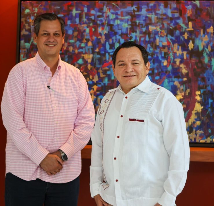 Díaz Mena recibió en sus oficinas al Presidente del Consejo Coordinador Empresarial (CCE) en Yucatán, Alejandro Gómory Martínez, con quien platicó en torno a los proyectos estratégicos para su gobierno, refrendando su compromiso de mantener un diálogo permanente con el sector empresarial, en beneficio de nuestro Estado.