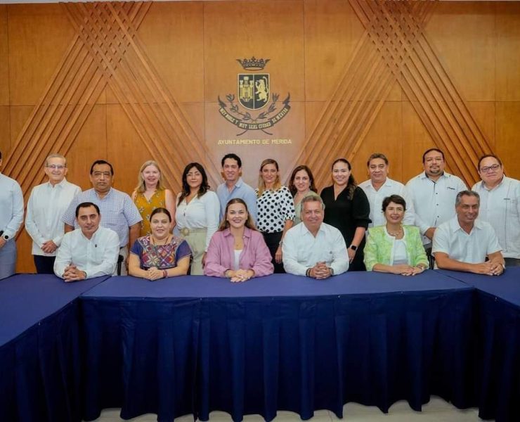Cecilia Patrón Laviada y Alejandro Ruz Castro, alcaldes entrante y saliente, encabezaron la instalación de la Comisión de Entrega-Recepción en el Ayuntamiento de Mérida.