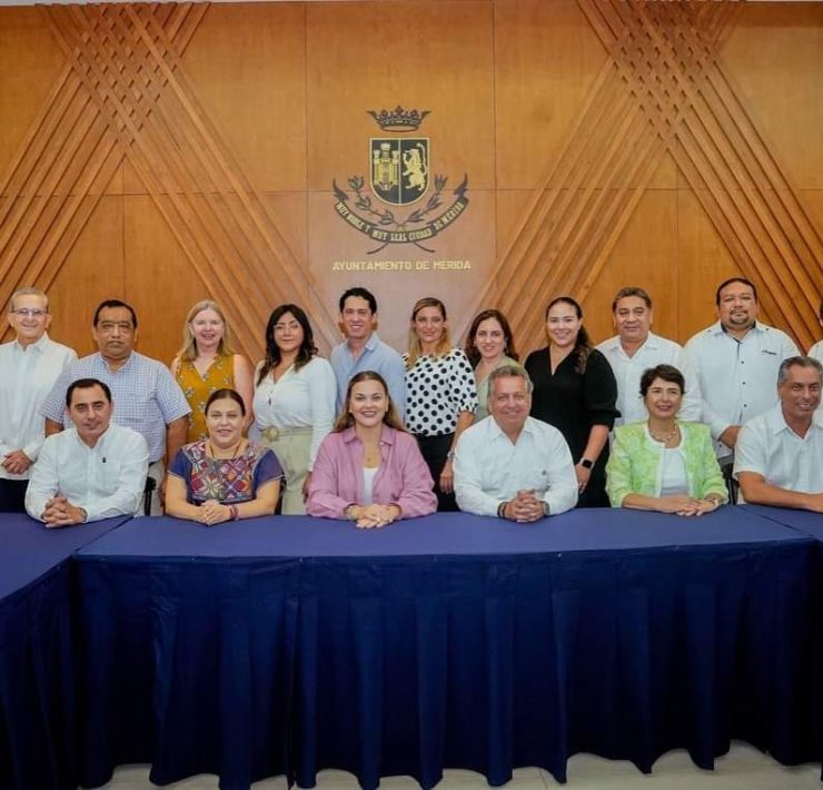 Cecilia Patrón Laviada y Alejandro Ruz Castro, alcaldes entrante y saliente, encabezaron la instalación de la Comisión de Entrega-Recepción en el Ayuntamiento de Mérida.