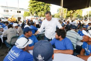 En desayuno, realizado en el patio de maniobras de Servicios Públicos Municipales, el Alcalde saludó de mano a cada trabajador, agradeciéndoles su ayuda al frente del Ayuntamiento.