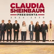 En la reunión, Díaz Mena abordó otros temas prioritarios para lo que será su gobierno, reiterando que el Renacimiento Maya no solo es un proyecto de grandes obras que necesita Yucatán para detonar su desarrollo económico, y que haya más inversión y empleos mejor pagados, sino que al mismo tiempo deberá brindarle a la gente elementos para que sus familias tengan una vida mejor.