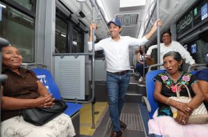 El Gobernador de Yucatán, Mauricio Vila Dosal constata la transformación del transporte, con la llegada del Va y Ven en Tizimín. 