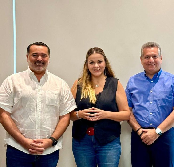 El alcalde Alejandro Ruz realiza reunión de trabajo entre el alcalde con licencia, Renán Barrera, y la alcaldesa electa, Cecilia Patrón