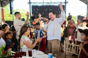 El Gobernador electo de Yucatán, Huacho Díaz Mena celebra su cumpleaños número 50 con la gente de Xul, comisaría de Oxkutzcab. 