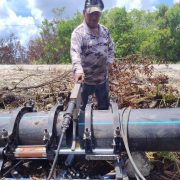 La Junta de Agua Potable y Alcantarillado de Yucatán (Japay) informa que los trabajos avanzan a buen paso por lo que se realizan de 8 a 10 termo fusiones diarias, técnica de unión de tubería, de un total de 125, por lo que se estima que concluyan el próximo 15 de septiembre.