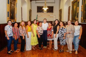 ´La Presidenta Municipal, Cecilia Patrón, afirmó que estará el Ayuntamiento de Mérida al servicio de las mujeres, con entrega de apoyos, y brindándoles seguridad. 