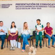 Cecilia Patrón realiza entrega de becas: Apoyo a la educación en Mérida