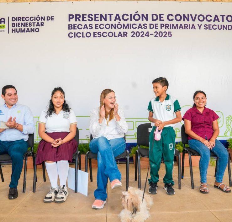 Cecilia Patrón realiza entrega de becas: Apoyo a la educación en Mérida