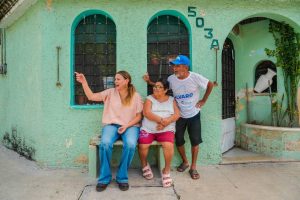 La alcaldesa Cecilia Patrón realizó un recorrido por calles de la colonia Centro, donde destacó que los servicios públicos son el cimiento de la ciudad y el principal factor de igualdad.