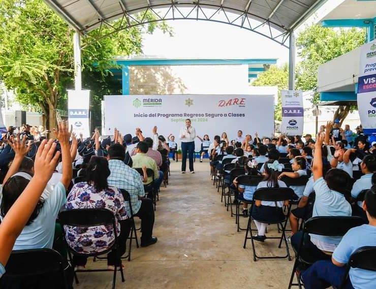 Cecilia Patrón Laviada destacó la importancia de involucrar a toda la comunidad en estos esfuerzos de prevención, asegurando que el trabajo coordinado entre la policía, maestros y familias es esencial para lograr los objetivos de seguridad.