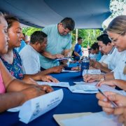 Cecilia Patrón llega a Dzununcán acompañada de directores del Ayuntamiento, mostrando que su administración busca resolver problemas de manera directa y efectiva.