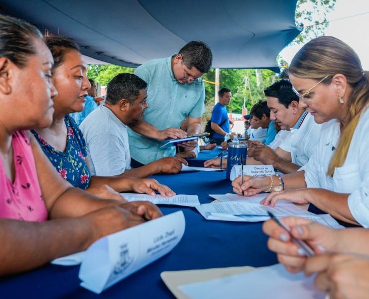 Cecilia Patrón llega a Dzununcán acompañada de directores del Ayuntamiento, mostrando que su administración busca resolver problemas de manera directa y efectiva.