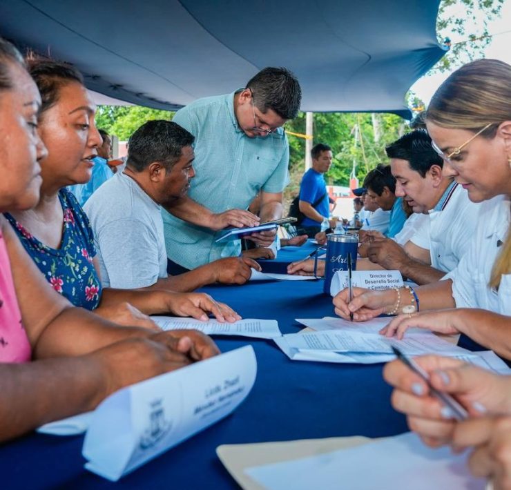 Cecilia Patrón llega a Dzununcán acompañada de directores del Ayuntamiento, mostrando que su administración busca resolver problemas de manera directa y efectiva.