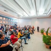 La Presidenta Municipal de Mérida, Cecilia Patrón Laviada, destacó las soluciones inmediatas en una nueva forma de gobernar Mérida, enfocándose en la reparación de calles, mantenimiento de sistemas de drenaje pluvial, y la construcción de acciones de vivienda y parques.