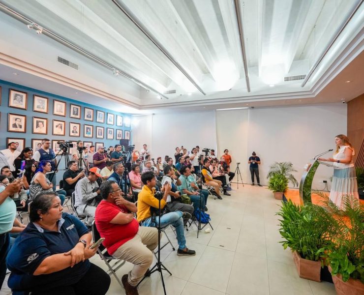 La Presidenta Municipal de Mérida, Cecilia Patrón Laviada, destacó las soluciones inmediatas en una nueva forma de gobernar Mérida, enfocándose en la reparación de calles, mantenimiento de sistemas de drenaje pluvial, y la construcción de acciones de vivienda y parques.