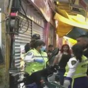 ¡Impactante! Joven embarazada muere tras caída de decenas de láminas de PVC