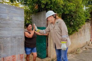 La Alcaldesa Cecilia Patrón Laviada participó en el cambio de luminarias a tipo LED en el sur de Mérida, como parte de su nueva forma de gobernar y brindar mejores servicios que permitan contar una ciudad más moderna, amigable con el medio ambiente y que brille más. 