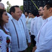 Joaquín Díaz Mena, gobernador electo de Yucatán, asistió al evento y reafirmó los lazos de colaboración con Quintana Roo, señalando que la transformación en Yucatán comenzará con un enfoque en la igualdad y la justicia social.