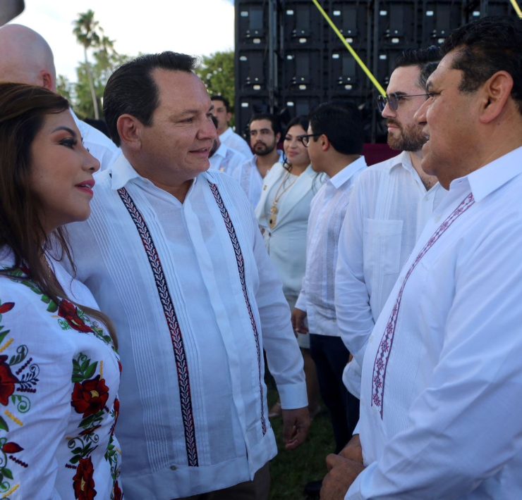 Joaquín Díaz Mena, gobernador electo de Yucatán, asistió al evento y reafirmó los lazos de colaboración con Quintana Roo, señalando que la transformación en Yucatán comenzará con un enfoque en la igualdad y la justicia social.
