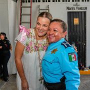 Cecilia Patrón reconoce a la Policía Municipal en un emotivo homenaje que sorprendió a todos