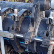 Tras el siniestro y una vez evaluadas las afectaciones, el Gobierno del Estado, a través de la Junta de Alcantarillado y Agua Potable de Yucatán (Japay), comenzó, desde el pasado 28 de agosto, con la sustitución de ese tramo de la tubería de 12 pulgadas de polietileno de alta densidad, con el objetivo de restablecer lo más pronto posible el suministro de agua potable.