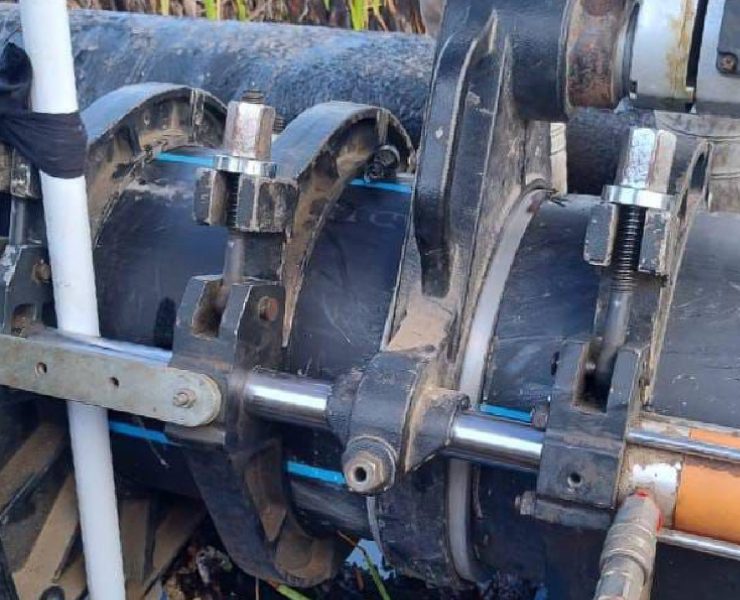 Tras el siniestro y una vez evaluadas las afectaciones, el Gobierno del Estado, a través de la Junta de Alcantarillado y Agua Potable de Yucatán (Japay), comenzó, desde el pasado 28 de agosto, con la sustitución de ese tramo de la tubería de 12 pulgadas de polietileno de alta densidad, con el objetivo de restablecer lo más pronto posible el suministro de agua potable.