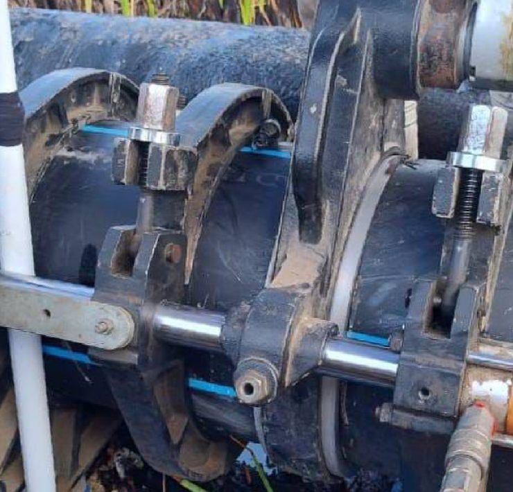 Tras el siniestro y una vez evaluadas las afectaciones, el Gobierno del Estado, a través de la Junta de Alcantarillado y Agua Potable de Yucatán (Japay), comenzó, desde el pasado 28 de agosto, con la sustitución de ese tramo de la tubería de 12 pulgadas de polietileno de alta densidad, con el objetivo de restablecer lo más pronto posible el suministro de agua potable.