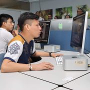 Huacho Díaz Mena reiteró la necesidad de impulsar nuevas carreras, acorde a la demanda laboral que traigan consigo los proyectos de inversión del Renacimiento Maya, con la modernización del Puerto en Progreso, las plantas industriales con gas natural, así como las oportunidades logísticas que brindará el Tren Maya.