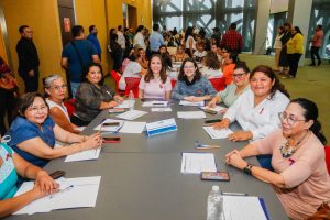 La Presidenta Municipal Cecilia Patrón escucha a las mujeres, en sus necesidades y propuestas, las cuales las tomará en cuenta, para sus tres años al mando del Ayuntamiento de Mérida. 