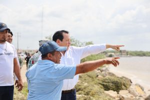 Inició la entrega de despensas por parte del Gobierno del Estado, a cargo de Joaquín Díaz Mena para los damnificados por el Huracán Milton, en la zona costera. 