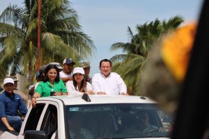 Después de su visita a Celestún, el Gobernador Joaquín Díaz Mena se trasladó a la comisaría de Sisal, donde también inició la entrega de despensas. Aquí, 400 familias afectadas por el Huracán Milton recibieron sus paquetes de alimentos y artículos de primera necesidad. 