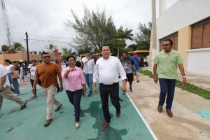 El Gobernador del Estado de Yucatán, Joaquín Díaz Mena supervisa labores de evacuación en las principales zonas costeras. 