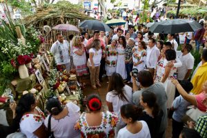 La tradición regresa a la Plaza Grande de Yucatán con la Muestra de Altares 2024. Celebra nuestras raíces, honra a quienes se fueron y vive la esencia de Yucatán en cada detalle.