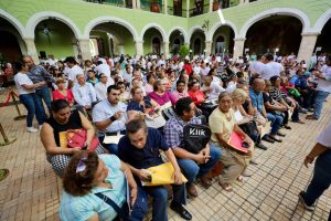 En Yucatán, el Palacio de Gobierno es abierto al público, por iniciativa del Gobernador Joaquín Díaz Mena. 