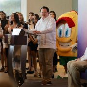 Uno de los puntos clave del evento fue la reafirmación del compromiso de Huacho Díaz Mena con su promesa de campaña: la construcción de 10 mil viviendas sociales.