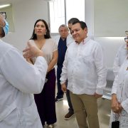 Díaz Mena reiteró que su Gobierno se enfocará en fortalecer todo el sistema de salud en Yucatán. Esto incluye un plan para optimizar la atención primaria, que es fundamental para evitar que los pacientes lleguen en condiciones críticas a los hospitales.
