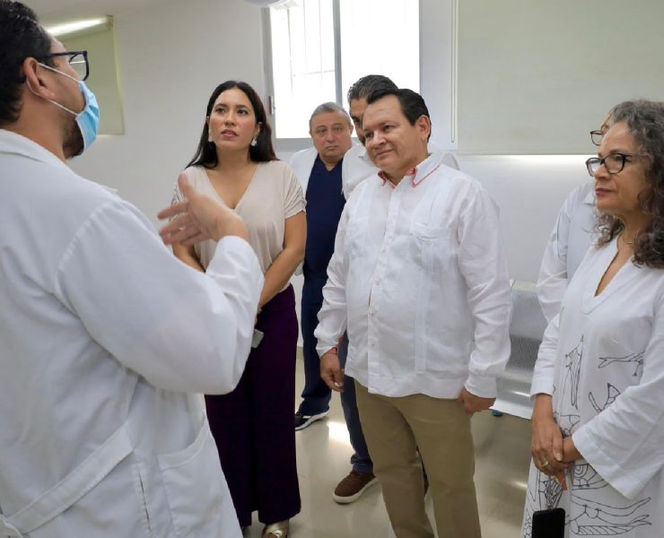 Díaz Mena reiteró que su Gobierno se enfocará en fortalecer todo el sistema de salud en Yucatán. Esto incluye un plan para optimizar la atención primaria, que es fundamental para evitar que los pacientes lleguen en condiciones críticas a los hospitales.