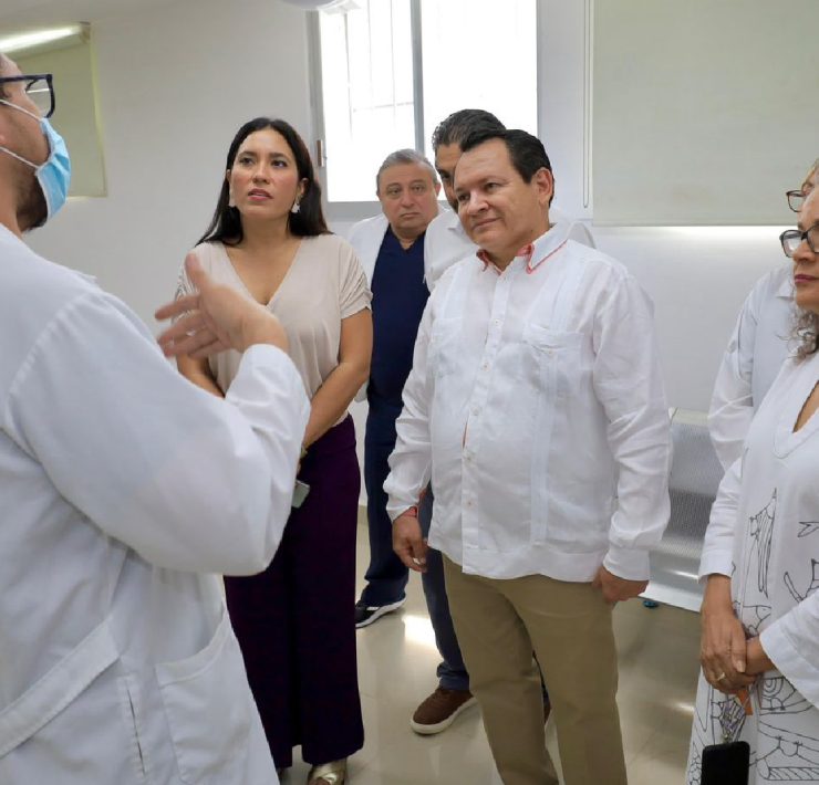 Díaz Mena reiteró que su Gobierno se enfocará en fortalecer todo el sistema de salud en Yucatán. Esto incluye un plan para optimizar la atención primaria, que es fundamental para evitar que los pacientes lleguen en condiciones críticas a los hospitales.