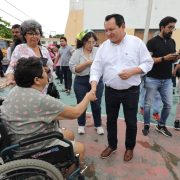 Díaz Mena supervisa labores de evacuación personalmente y pide a los ciudadanos mantener la calma, seguir las instrucciones oficiales y no saturar las líneas de emergencia para permitir la atención de los casos más urgentes.