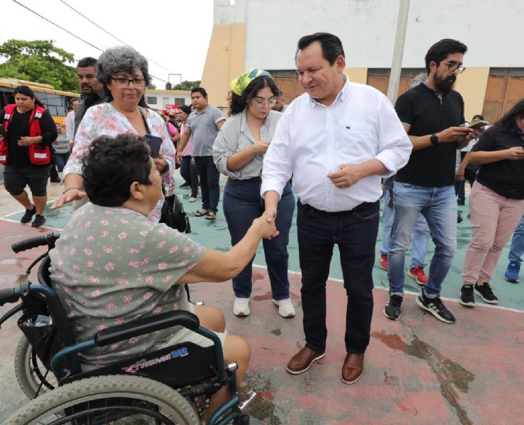 Díaz Mena supervisa labores de evacuación personalmente y pide a los ciudadanos mantener la calma, seguir las instrucciones oficiales y no saturar las líneas de emergencia para permitir la atención de los casos más urgentes.