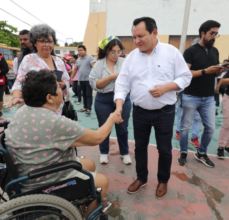 Díaz Mena supervisa labores de evacuación personalmente y pide a los ciudadanos mantener la calma, seguir las instrucciones oficiales y no saturar las líneas de emergencia para permitir la atención de los casos más urgentes.