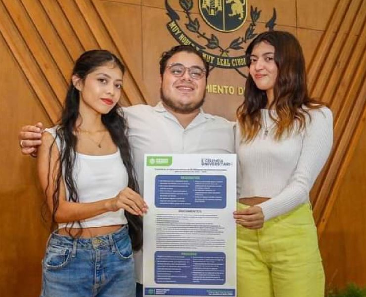 Durante la presentación de la convocatoria de Becas de Excelencia Universitaria, Cecilia Patrón dijo que este programa brinda un apoyo económico a las y los jóvenes de escuelas públicas y privadas de la capital yucateca que tengan un buen desempeño escolar, impactando de manera positiva en las familias que más lo necesitan.