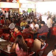 Además de la comida tradicional, la Feria de Xmatkuil 2024 ofrece una amplia variedad de antojitos y postres que no te puedes perder, como elotes y esquites, o los populares churros que siempre son un éxito entre los más pequeños.