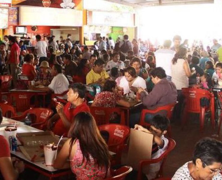 Además de la comida tradicional, la Feria de Xmatkuil 2024 ofrece una amplia variedad de antojitos y postres que no te puedes perder, como elotes y esquites, o los populares churros que siempre son un éxito entre los más pequeños.