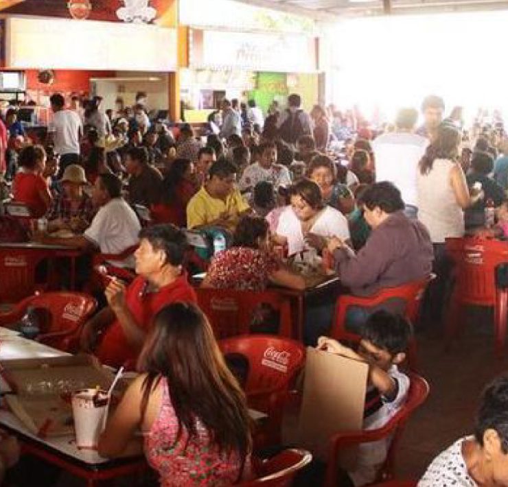 Además de la comida tradicional, la Feria de Xmatkuil 2024 ofrece una amplia variedad de antojitos y postres que no te puedes perder, como elotes y esquites, o los populares churros que siempre son un éxito entre los más pequeños.